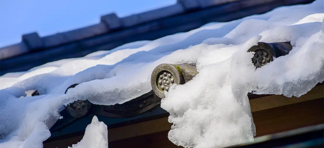 雪の積もる瓦屋根画像